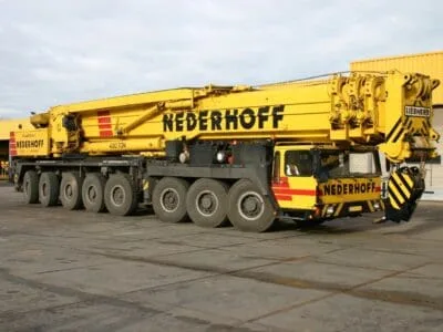 Een 400-tons mobiele telescoopkraan op de werf in Gouda