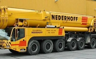 De 650-tons mobiele telescoopkraan op de werf in Gouda