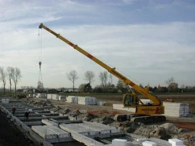 Vloeren leggen met een rupstelescoopkraan