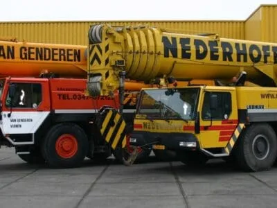 Twee mobiele telescoopkranen van Van Genderen Kraanverhuur en Kraanbedrijf Nederhoff naast elkaar