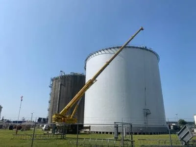 Het hijsen van appendages bij een opslagtank met een 100-tons mobiele telescoopkraan