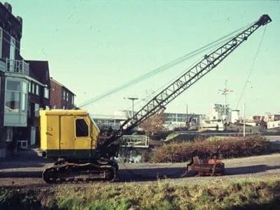 De eerste rupskraan van Kraanbedrijf Nederhoff