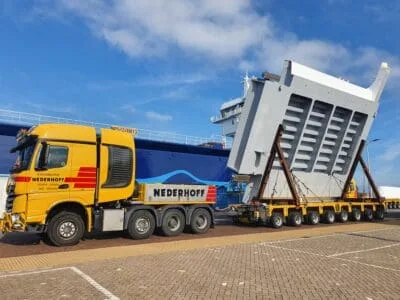 Transport van brugdeel met zwaar transporttrekker en platformwagen